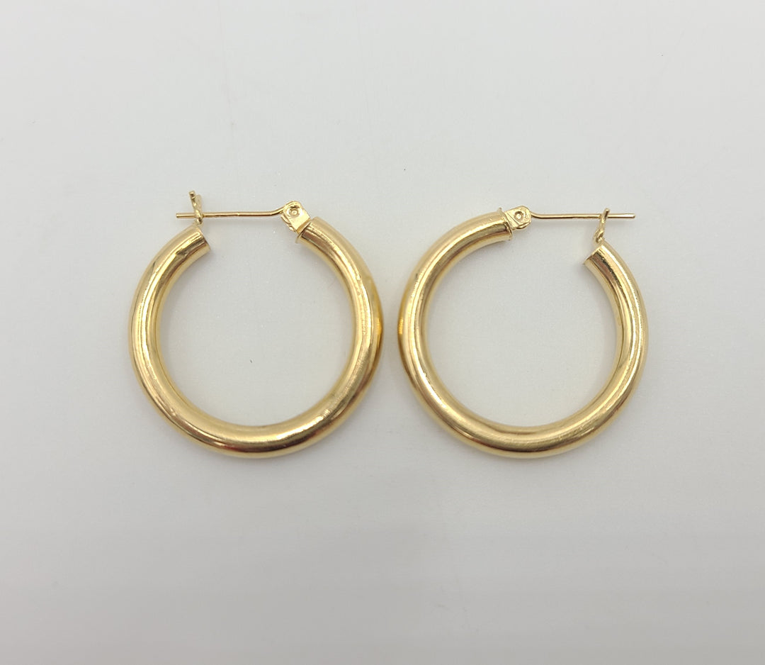 m690 Simple Pair of 14kt Yellow Gold Hoop Earrings