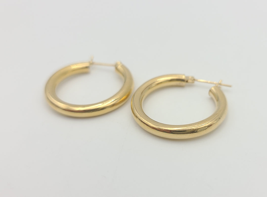 m690 Simple Pair of 14kt Yellow Gold Hoop Earrings