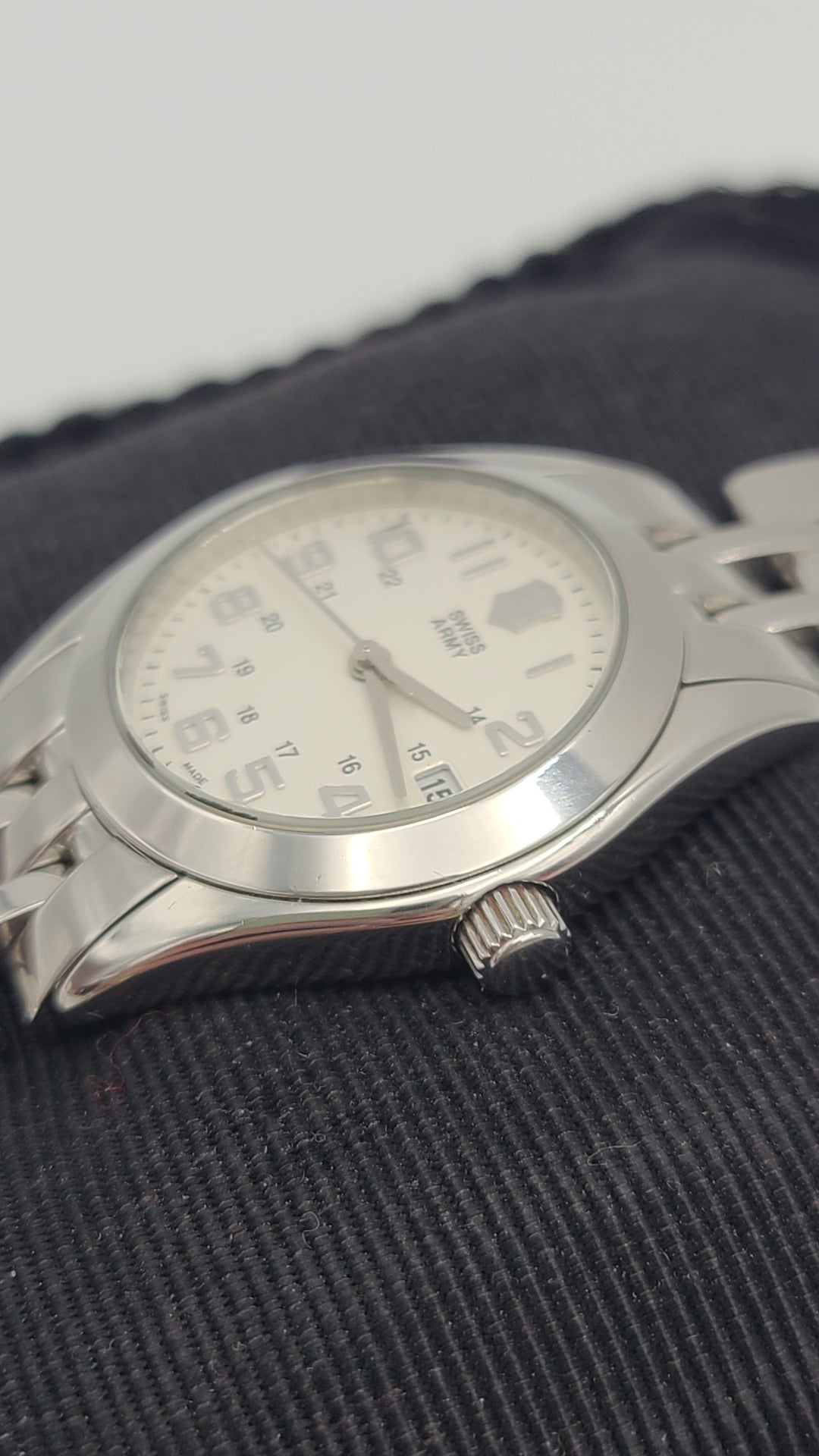 k987 Nice Ladies Swiss Army Stainless Steel Quartz Wristwatch