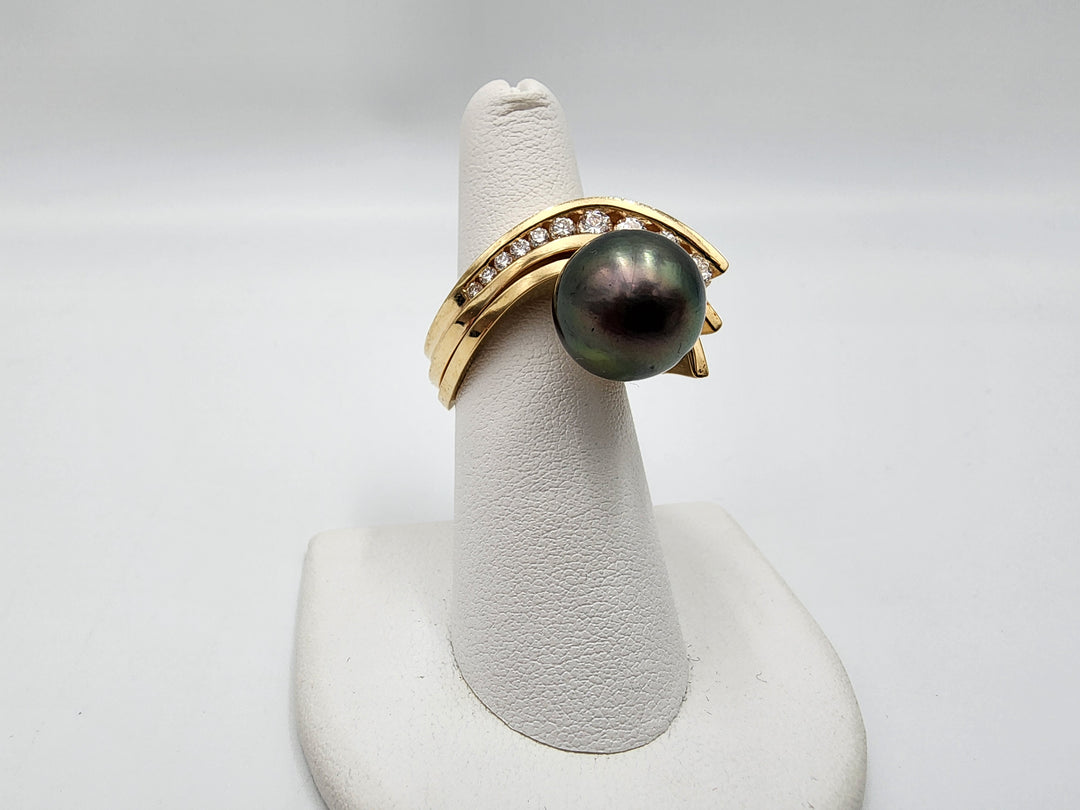e386 Gorgeous Tahitian Pearl and Diamond Ring in 14kt Yellow Gold