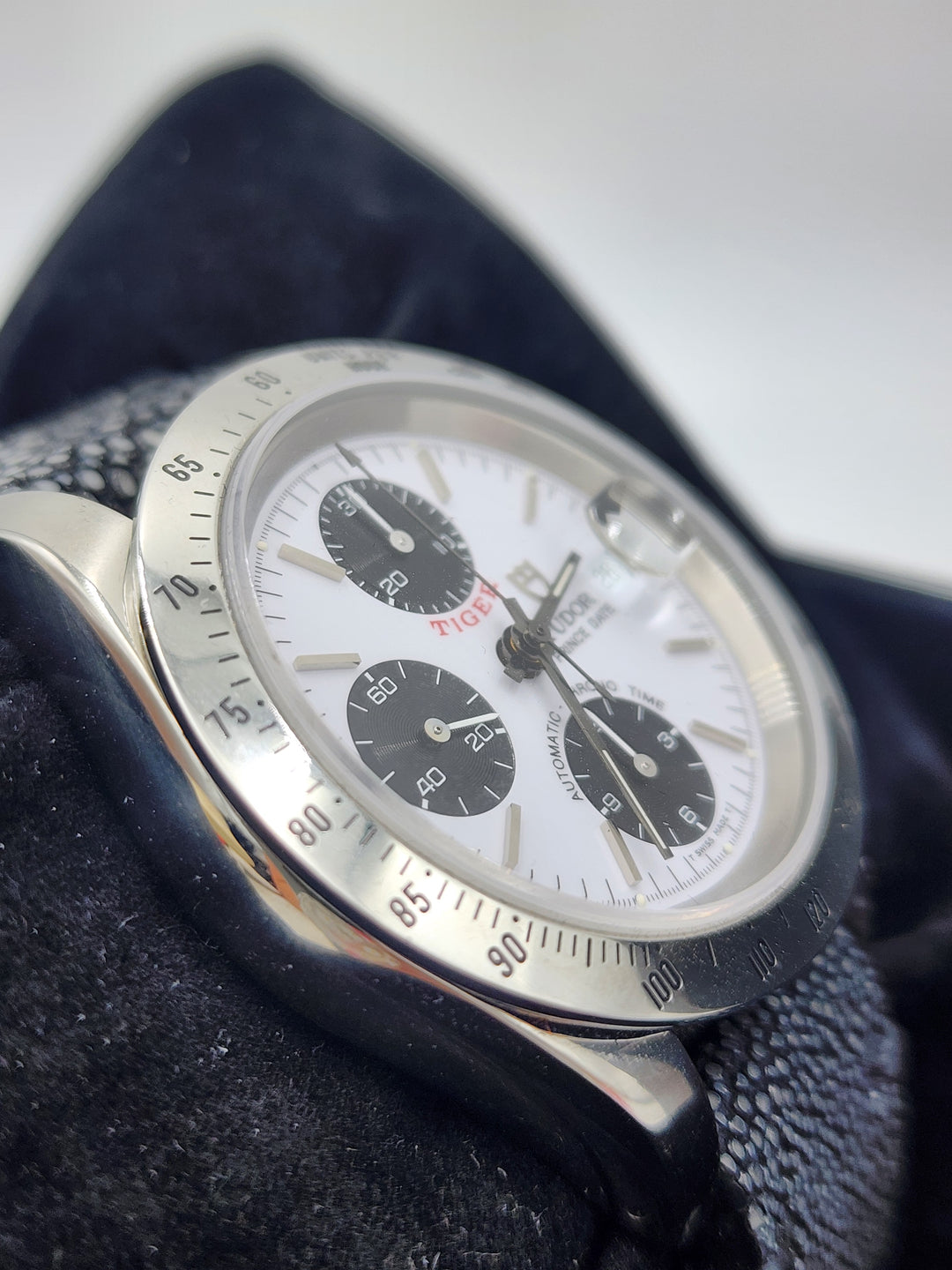 e668 Nice Men's Tiger Woods Tudor Automatic Wristwatch with Box and Papers