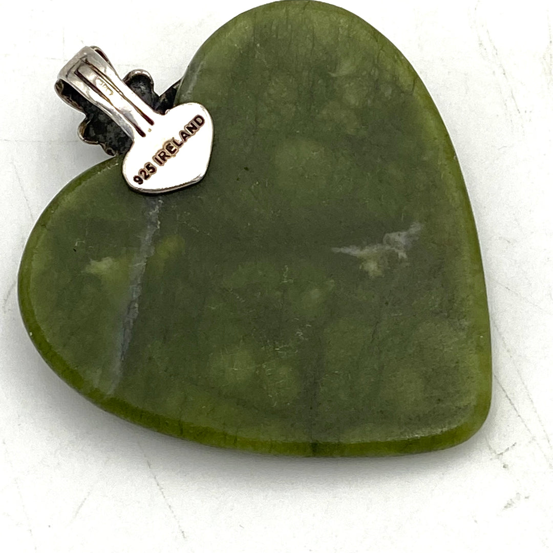 u485 Vintage 925 Sterling Ireland Silver Green Serpentine Carved Heart Pendant