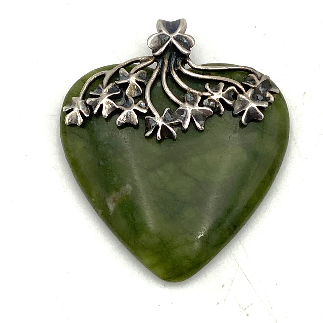 u485 Vintage 925 Sterling Ireland Silver Green Serpentine Carved Heart Pendant
