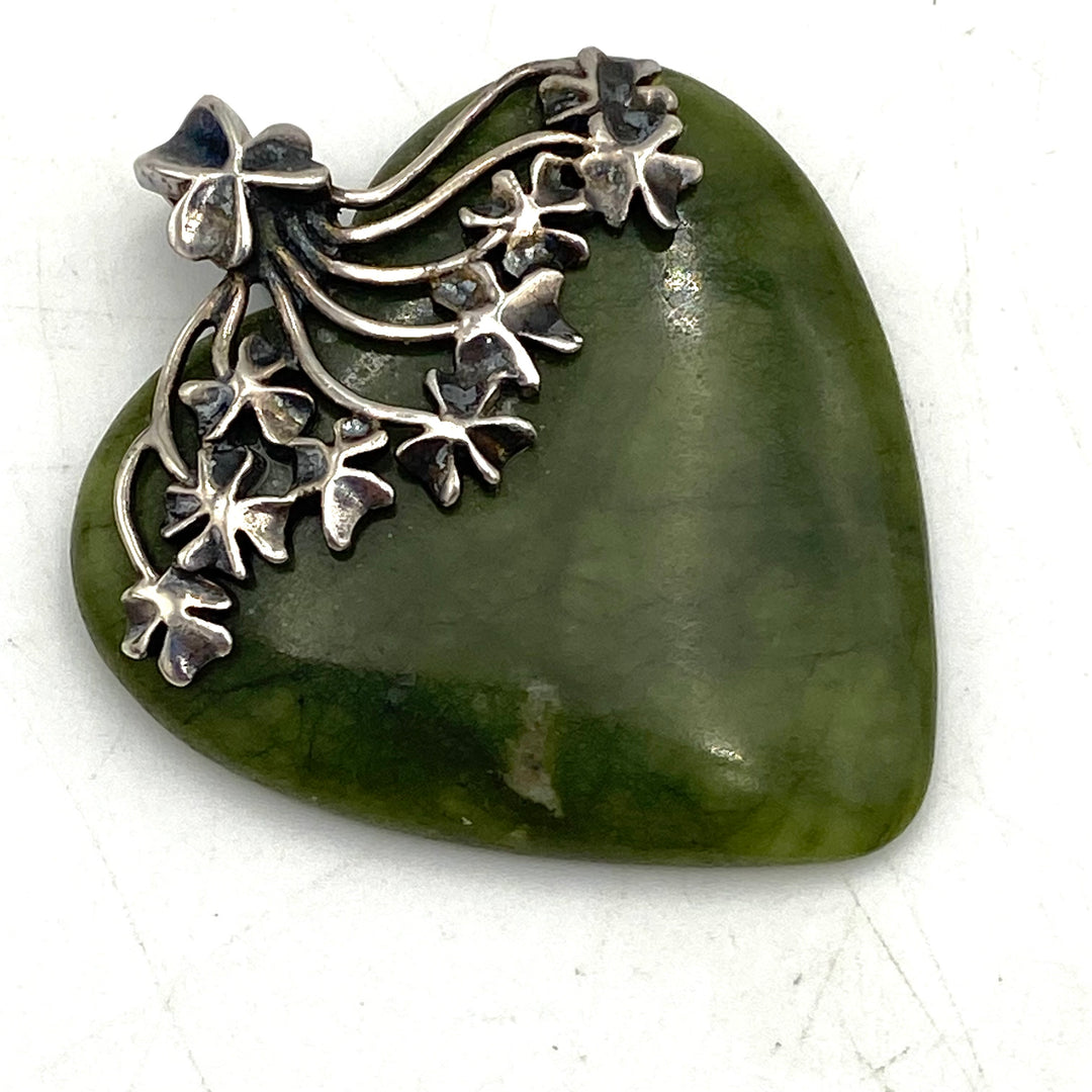 u485 Vintage 925 Sterling Ireland Silver Green Serpentine Carved Heart Pendant