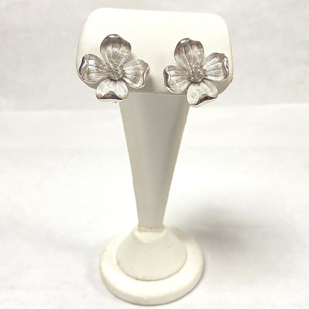 u550 Vintage Crown Trifari 3pc Set Clip Earrings and Matching Brooch Pin Dogwood