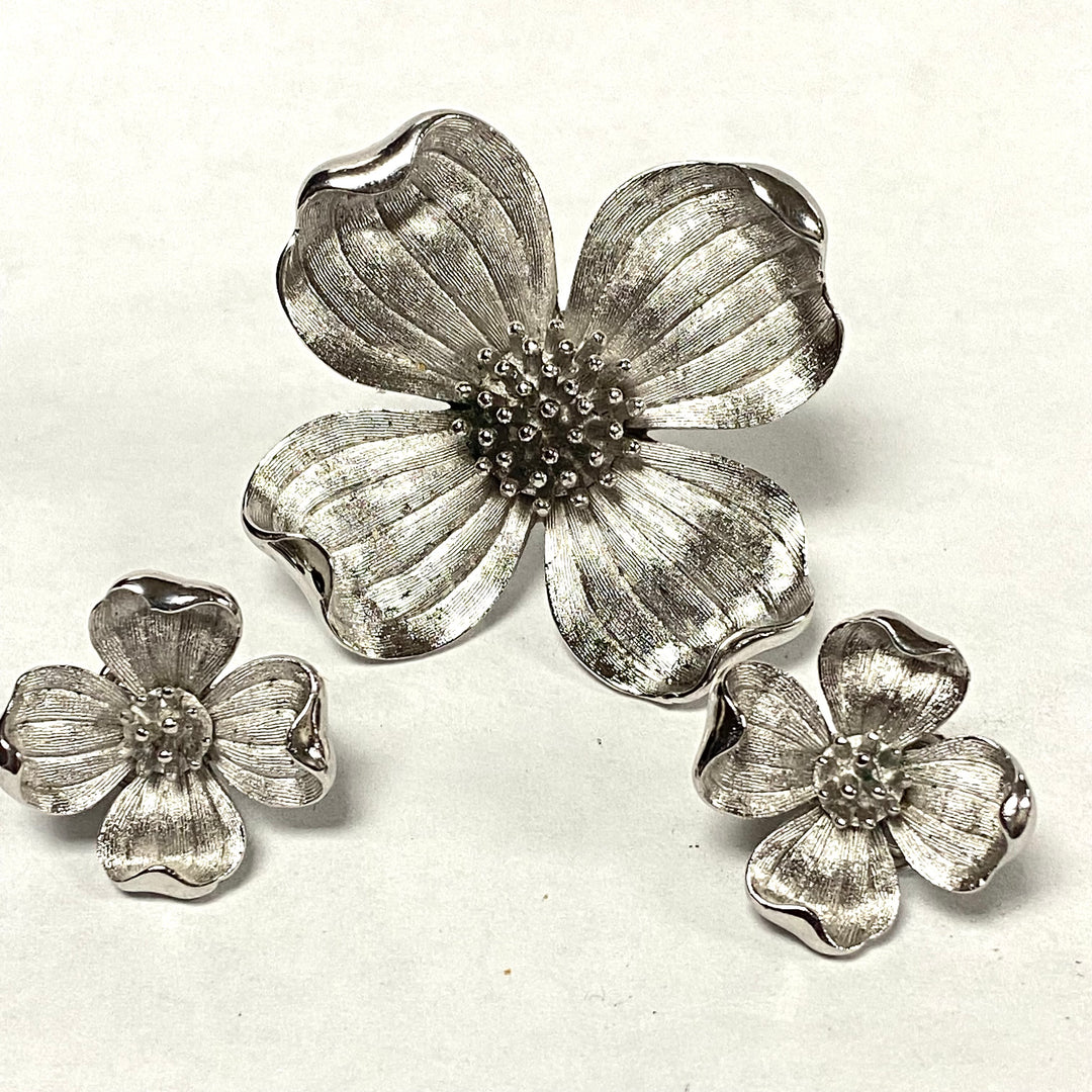 u550 Vintage Crown Trifari 3pc Set Clip Earrings and Matching Brooch Pin Dogwood