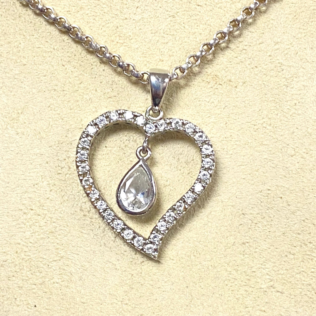 u554 Vintage Sterling Silver 22" Cable Chain Necklace CZ Stones Heart Pendant
