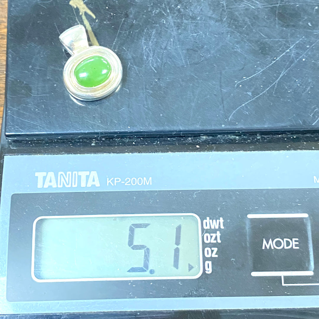 u604 Vintage Sterling Silver 925 Charm Pendant Green Oval Jade Gemstone