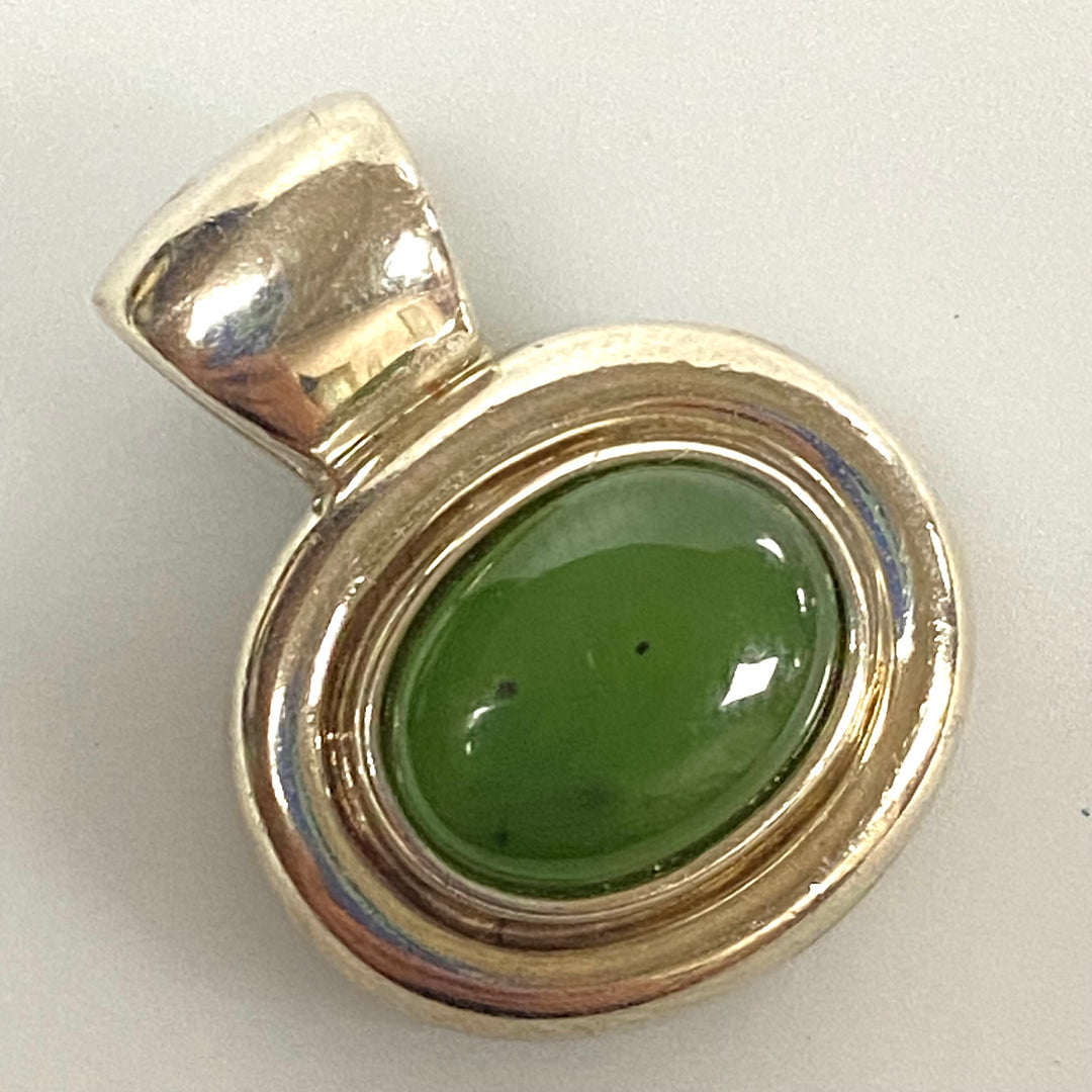 u604 Vintage Sterling Silver 925 Charm Pendant Green Oval Jade Gemstone
