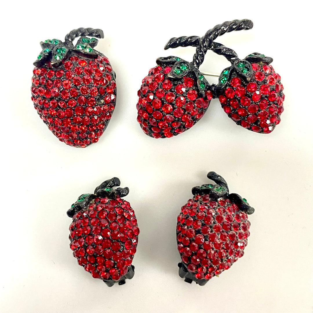 u832 Vintage Weiss 4pc Set Clip Earrings and Matching Brooch Pin Strawberry