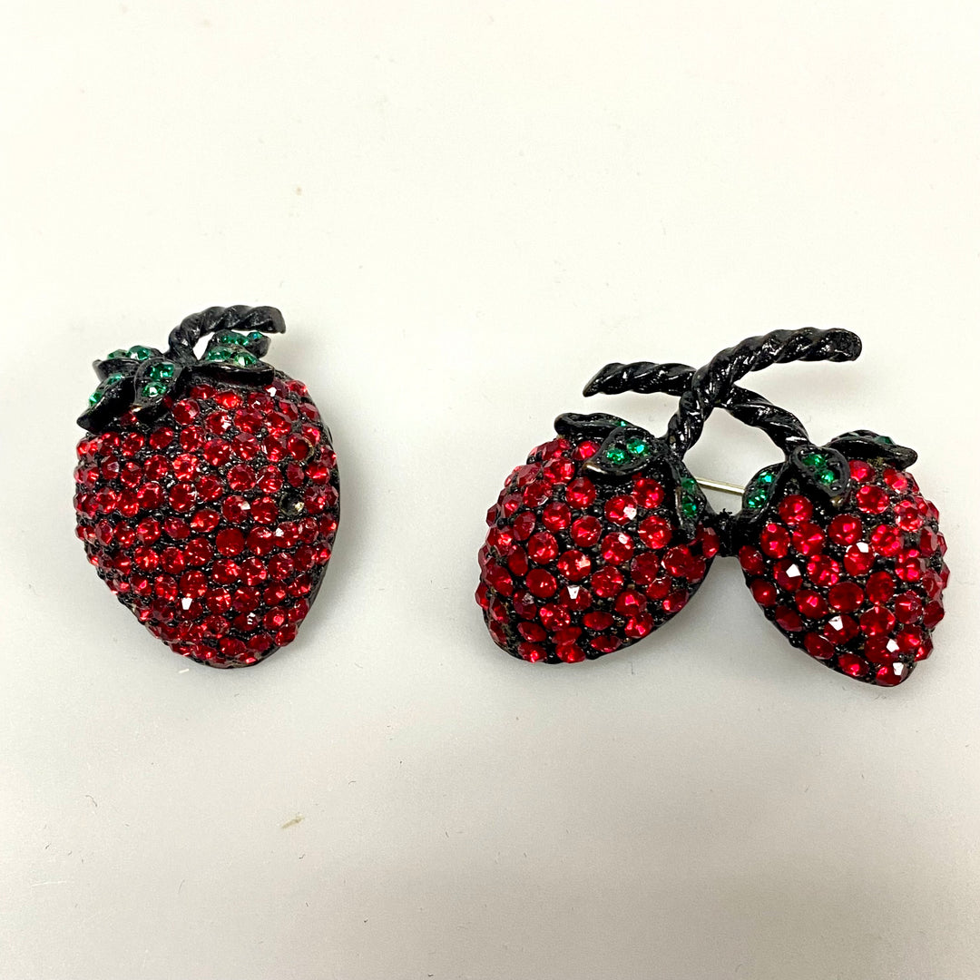 u832 Vintage Weiss 4pc Set Clip Earrings and Matching Brooch Pin Strawberry