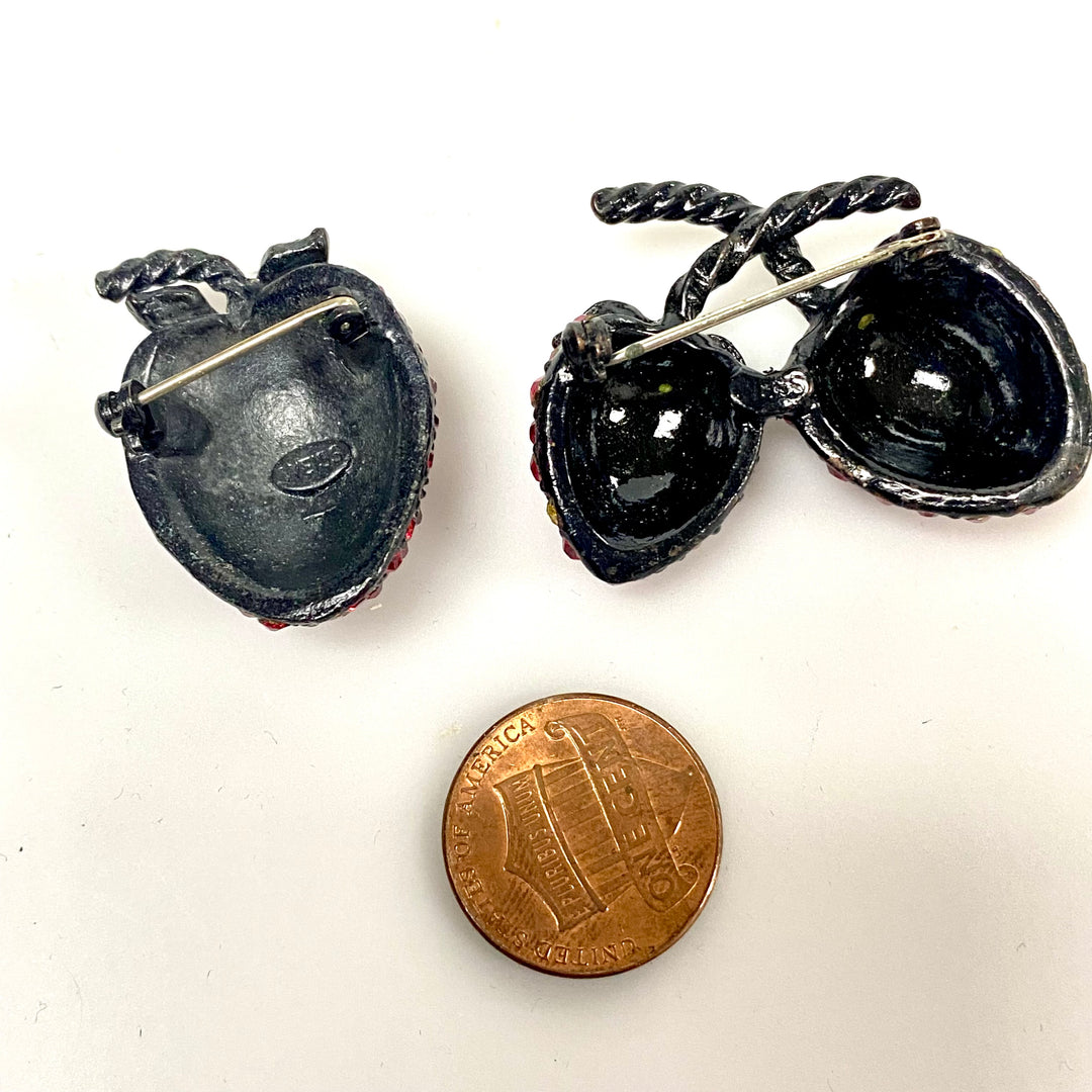 u832 Vintage Weiss 4pc Set Clip Earrings and Matching Brooch Pin Strawberry