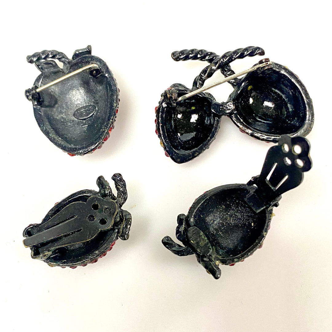 u832 Vintage Weiss 4pc Set Clip Earrings and Matching Brooch Pin Strawberry