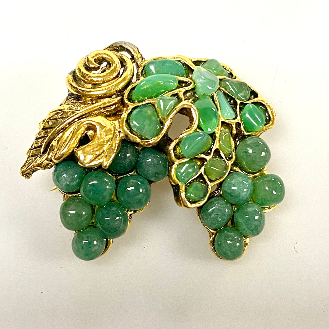 u843 Vintage Gold Tone Green Jade Grapes Brooch Pin