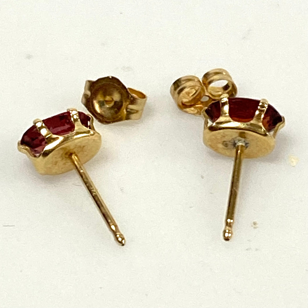 u963 Vintage 14k Yellow Gold Oval Garnet Stud Earrings