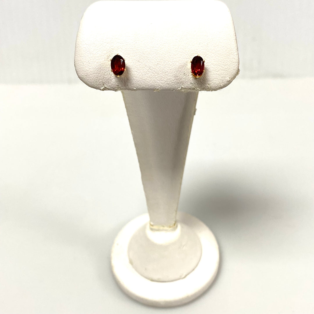 u963 Vintage 14k Yellow Gold Oval Garnet Stud Earrings