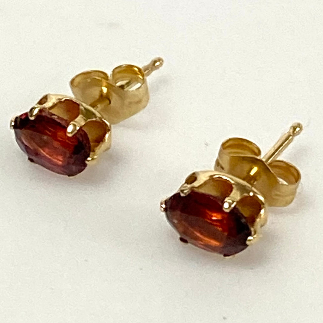 u963 Vintage 14k Yellow Gold Oval Garnet Stud Earrings