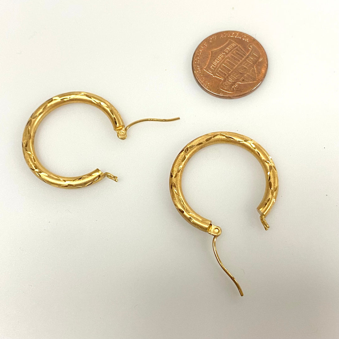 u993 Vintage Classic 14K Yellow Gold Hanging Etched Hoop Earrings