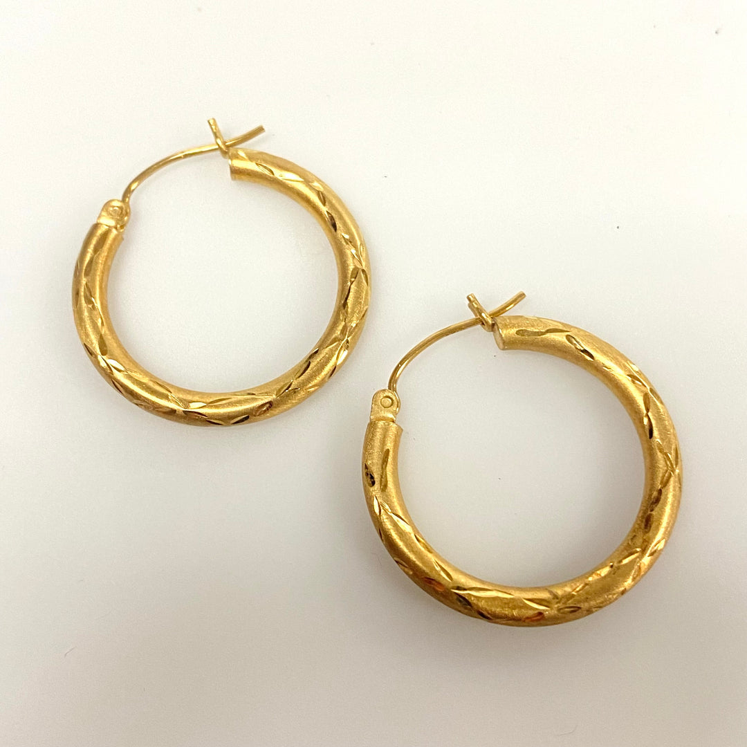 u993 Vintage Classic 14K Yellow Gold Hanging Etched Hoop Earrings