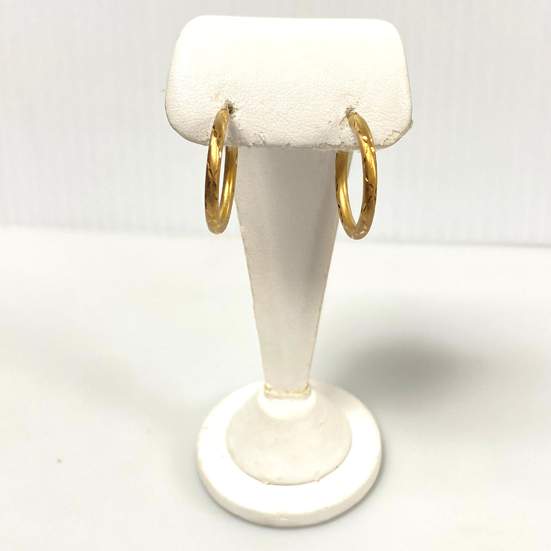 u993 Vintage Classic 14K Yellow Gold Hanging Etched Hoop Earrings