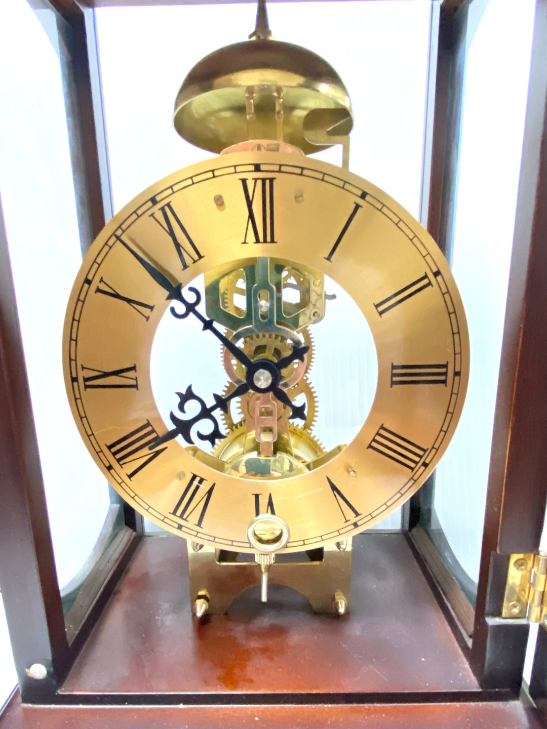 v057 Vintage Desk Mantel Clock Glass Brown Wood Gold Tone
