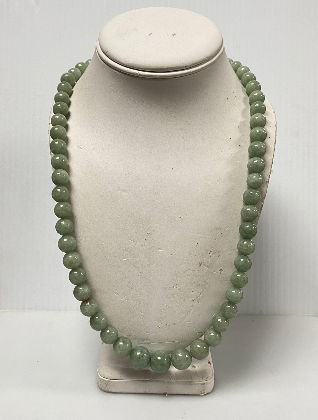 v077 Vintage Beautiful Green Natural Jade Bead Necklace 35" Long
