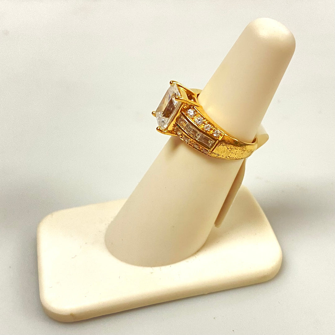v094 Vintage 14K Yellow Gold Cubic Zirconia Stone Band Ring Size 5