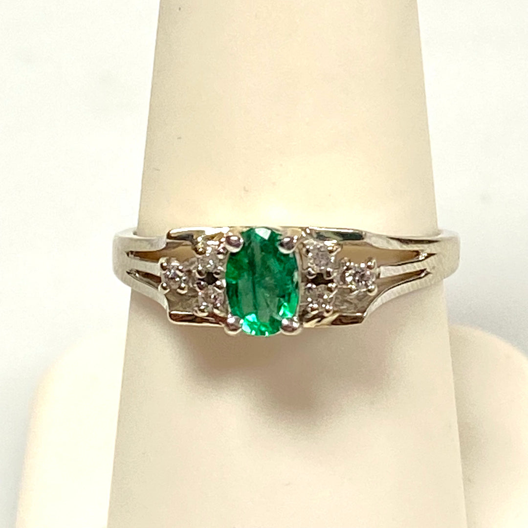 v108 Vintage Classic 14K White Gold Green Emerald & Diamonds Ring Size 8