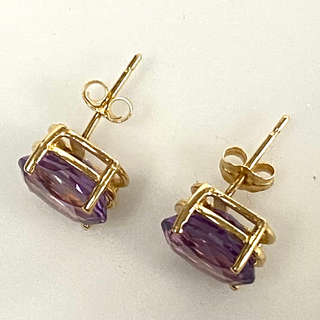 v224 Vintage 14K Yellow Gold Lilac Amethyst Gemstone Stud Earrings Pierced
