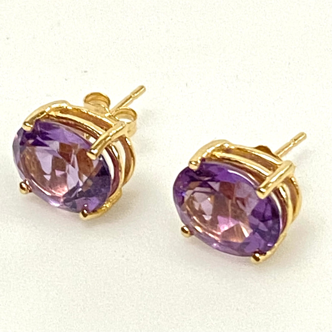 v224 Vintage 14K Yellow Gold Lilac Amethyst Gemstone Stud Earrings Pierced