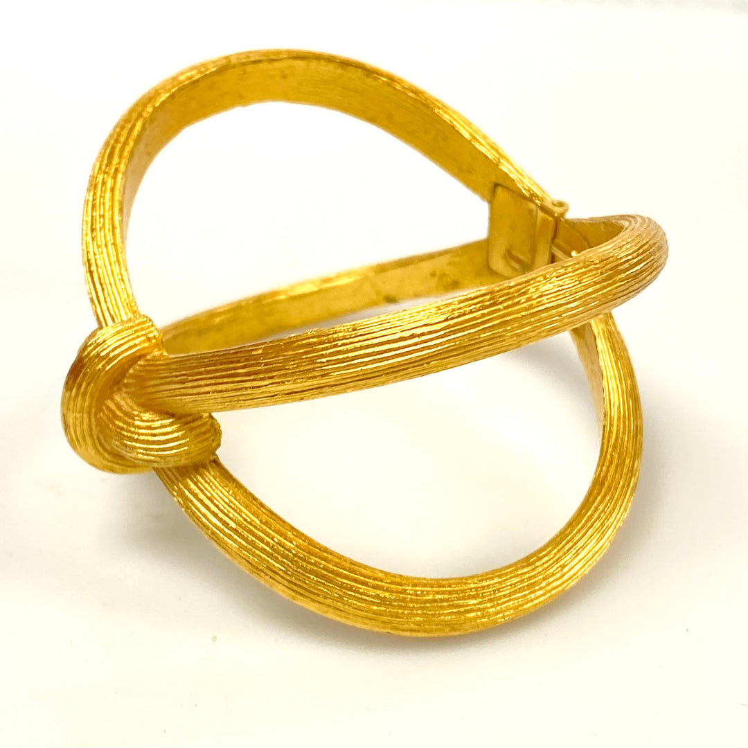 v232 Vintage Bangle Bracelet Crown Trifari Criss Cross Clamper Textured Matte Gold Tone Hinged