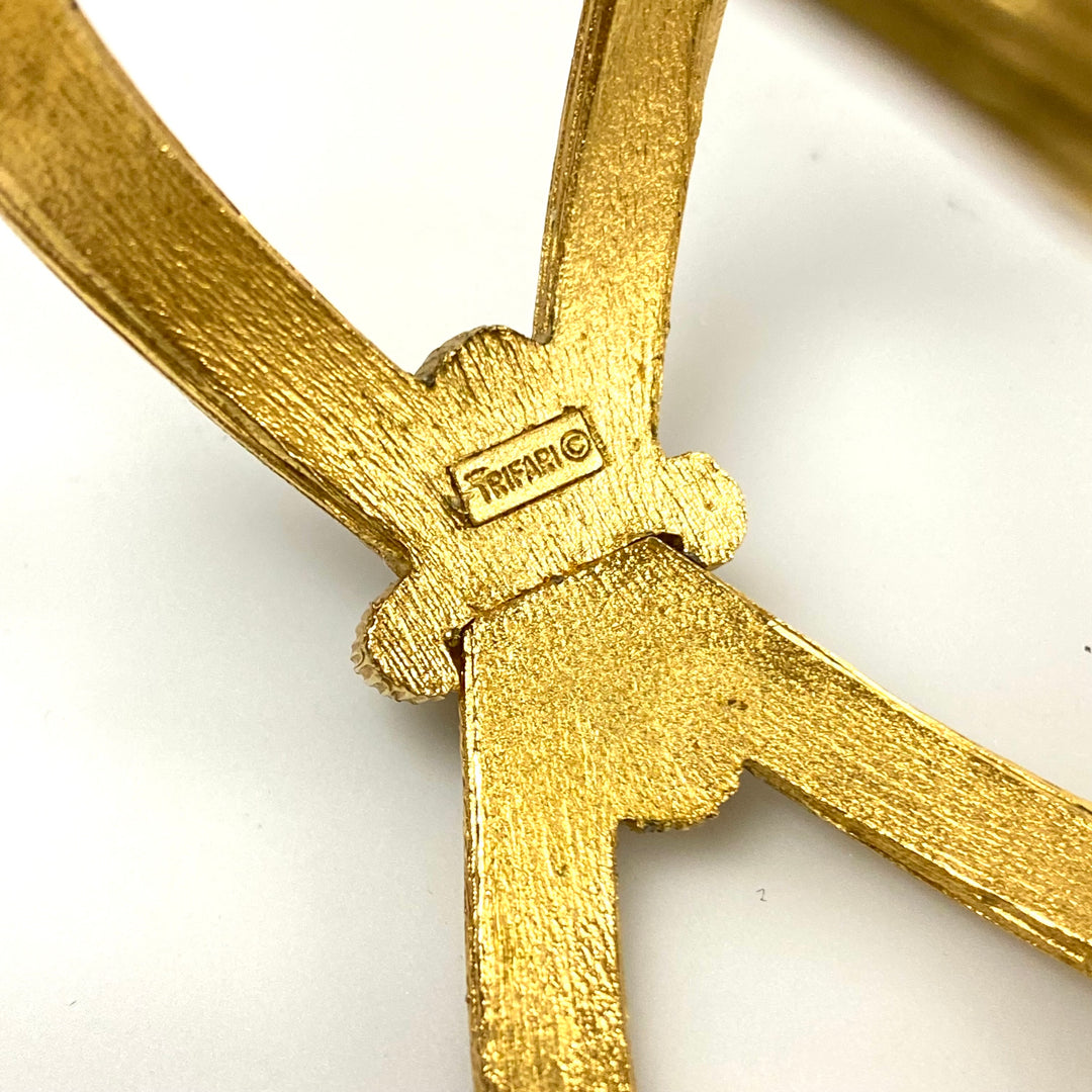 v232 Vintage Bangle Bracelet Crown Trifari Criss Cross Clamper Textured Matte Gold Tone Hinged