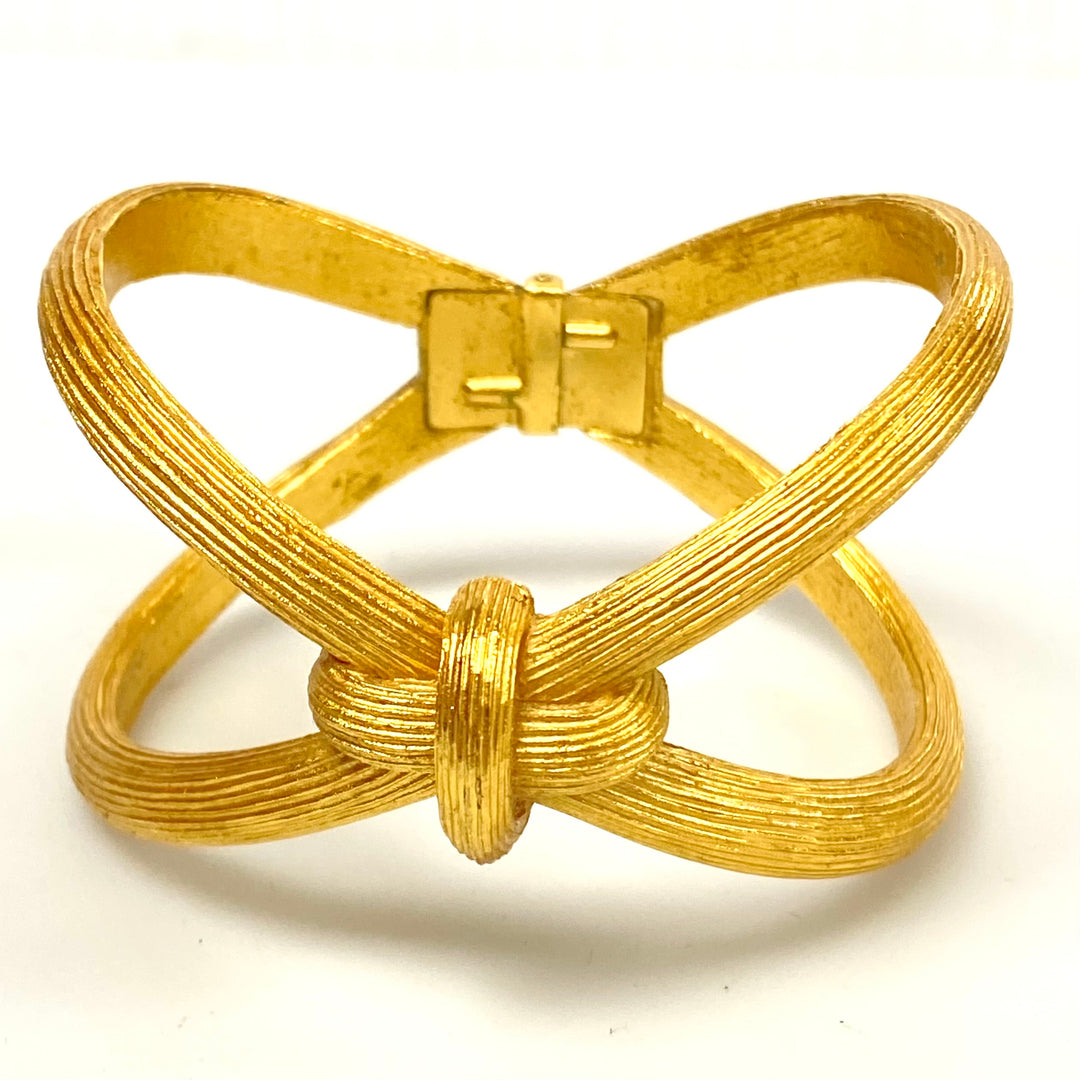 v232 Vintage Bangle Bracelet Crown Trifari Criss Cross Clamper Textured Matte Gold Tone Hinged