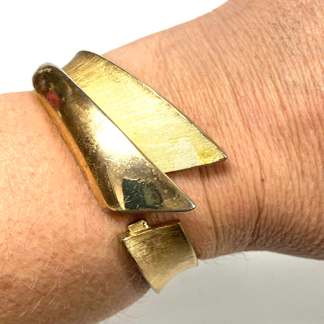 v233 Vintage Crown Trifari Brushed &Shiny Gold Tone Clamper Bangle Bracelet 7.5"