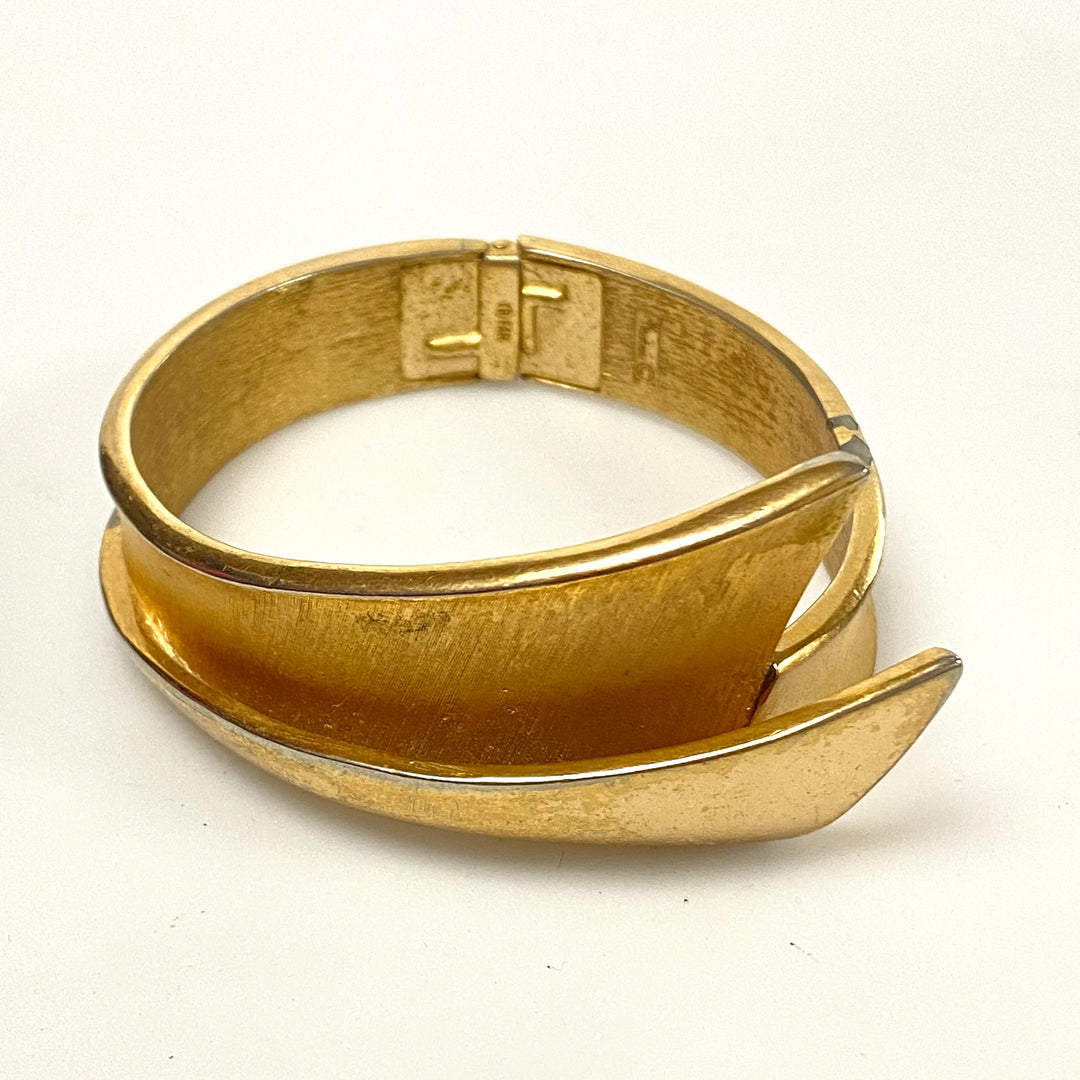 v233 Vintage Crown Trifari Brushed &Shiny Gold Tone Clamper Bangle Bracelet 7.5"