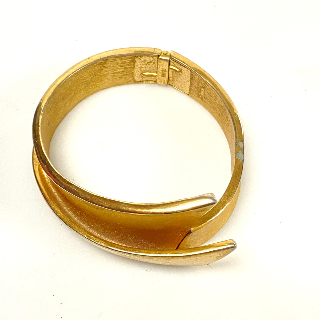 v233 Vintage Crown Trifari Brushed &Shiny Gold Tone Clamper Bangle Bracelet 7.5"