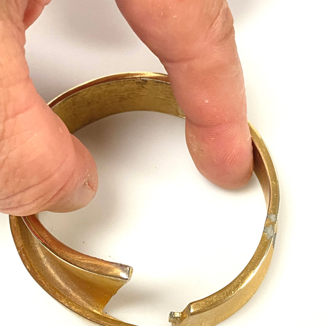 v233 Vintage Crown Trifari Brushed &Shiny Gold Tone Clamper Bangle Bracelet 7.5"