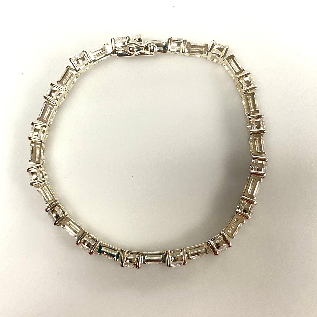 v254 Vintage Elegant Sterling Silver White Gemstones Bracelet