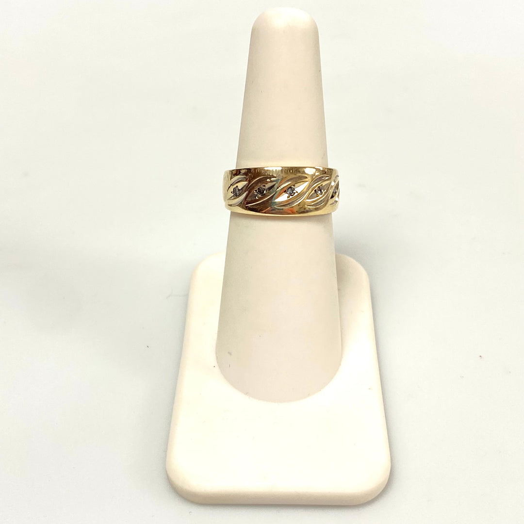 v258 Vintage 14K Yellow Gold Diamond Chips Stone Wedding Band Ring Size 6.5