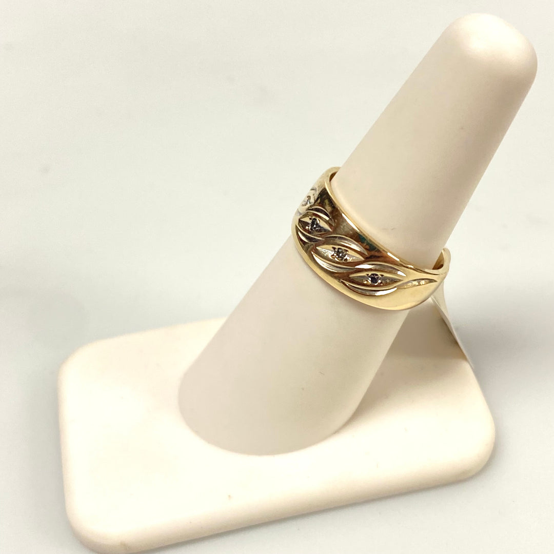 v258 Vintage 14K Yellow Gold Diamond Chips Stone Wedding Band Ring Size 6.5