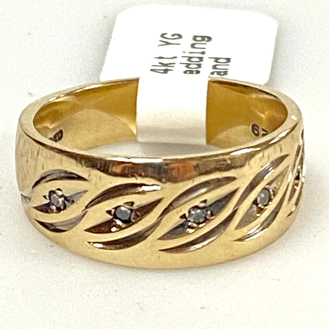 v258 Vintage 14K Yellow Gold Diamond Chips Stone Wedding Band Ring Size 6.5