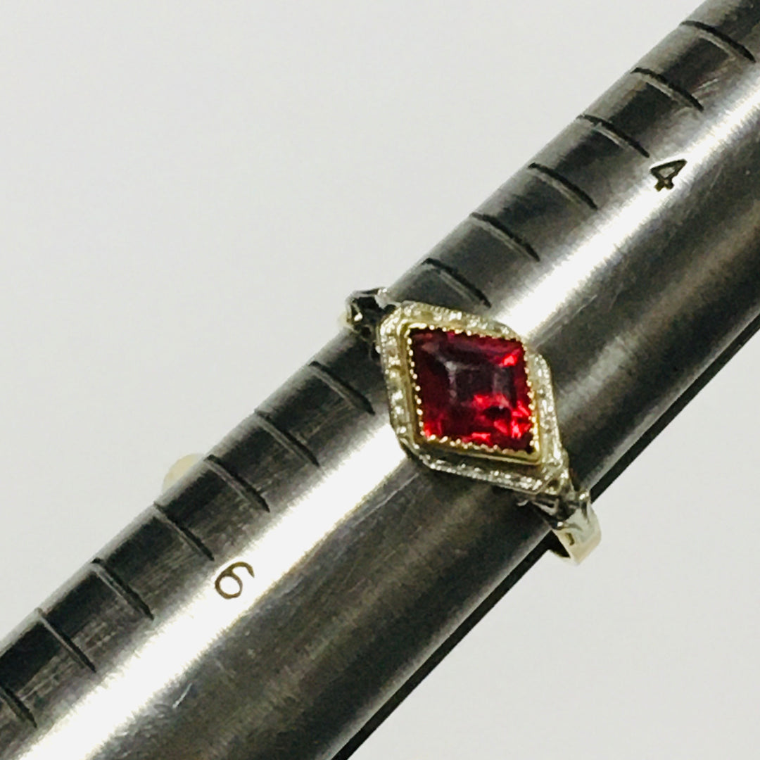 v435 Vintage 10K Two-tone Yellow White Gold Red Stone Unisex Ring Size 5