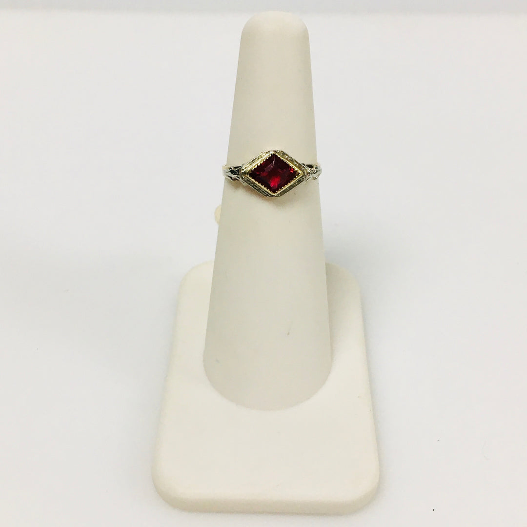 v435 Vintage 10K Two-tone Yellow White Gold Red Stone Unisex Ring Size 5