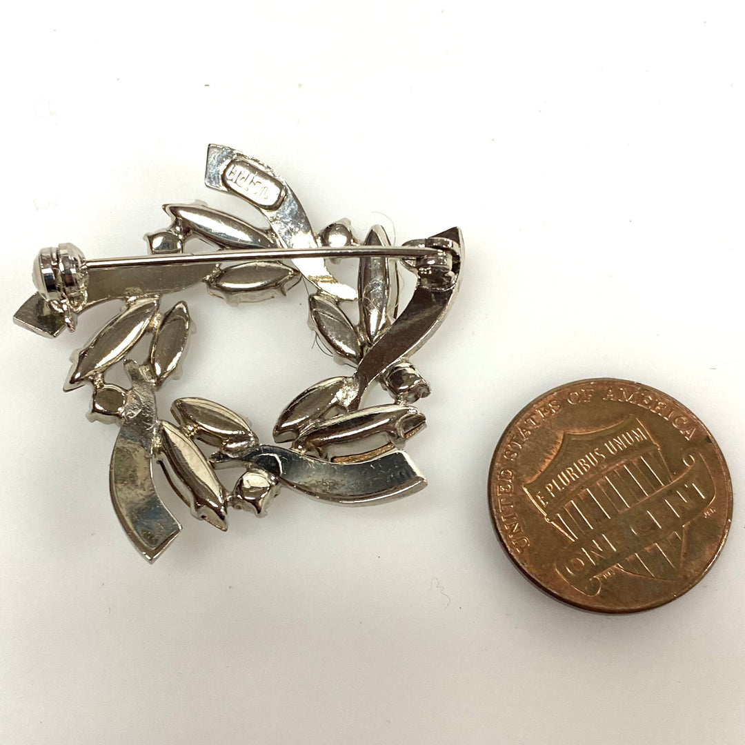 v495 Vintage Ice Layered Clear Rhinestone Wreath Brooch Pin in silver-tone metal