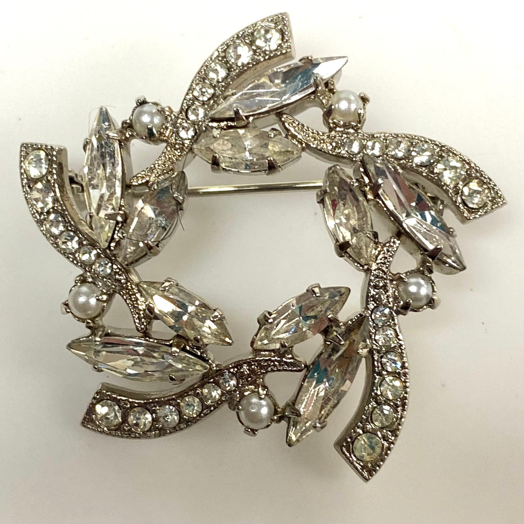 v495 Vintage Ice Layered Clear Rhinestone Wreath Brooch Pin in silver-tone metal