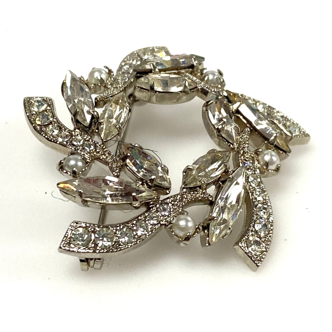 v495 Vintage Ice Layered Clear Rhinestone Wreath Brooch Pin in silver-tone metal