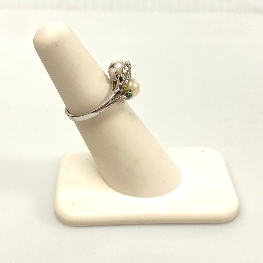 v583 Vintage Sterling Silver Pearl and Emerald "Toi et Moi" Style Ring Size 4.75
