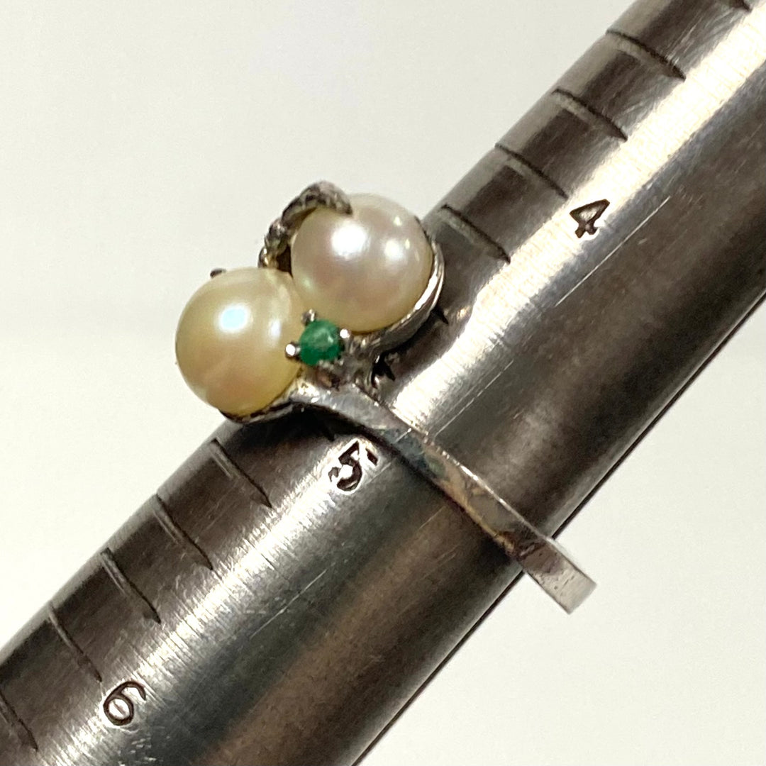 v583 Vintage Sterling Silver Pearl and Emerald "Toi et Moi" Style Ring Size 4.75