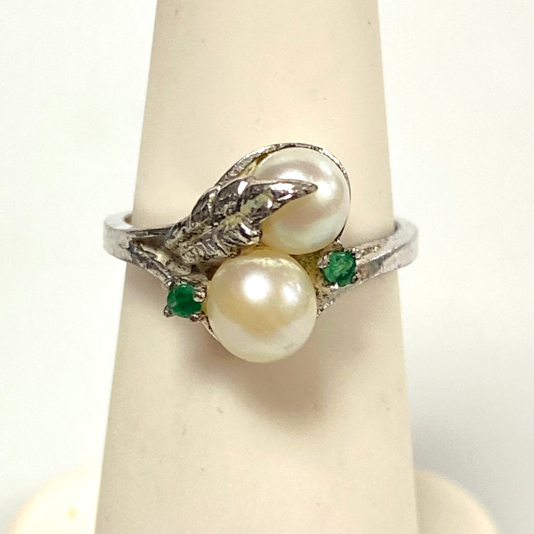 v583 Vintage Sterling Silver Pearl and Emerald "Toi et Moi" Style Ring Size 4.75