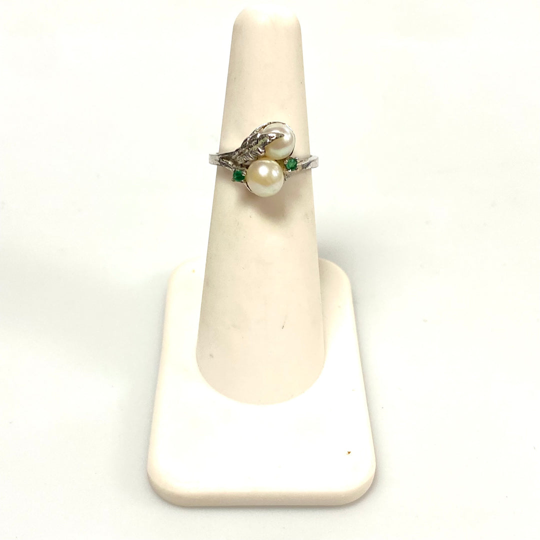 v583 Vintage Sterling Silver Pearl and Emerald "Toi et Moi" Style Ring Size 4.75